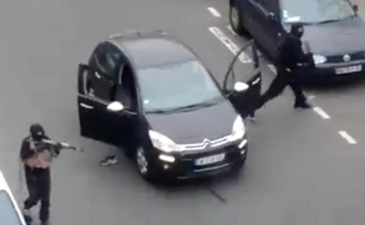 Atentatul de la Charlie Hebdo şi TEORIILE CONSPIRAŢIEI. Cartea de identitate uitată de terorişti în maşină, în centrul speculaţiilor