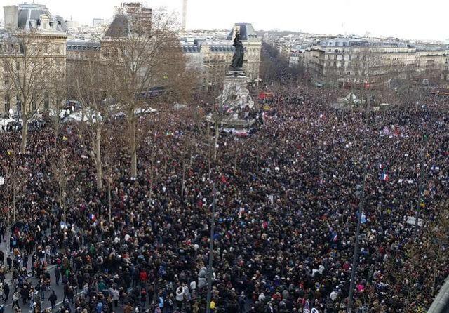 LIVE VIDEO. MANIFESTAŢIE URIAŞĂ la Paris, în memoria victimelor atacurilor teroriste. 1,5 milioane de oameni au participat la Marşul Solidarităţii
