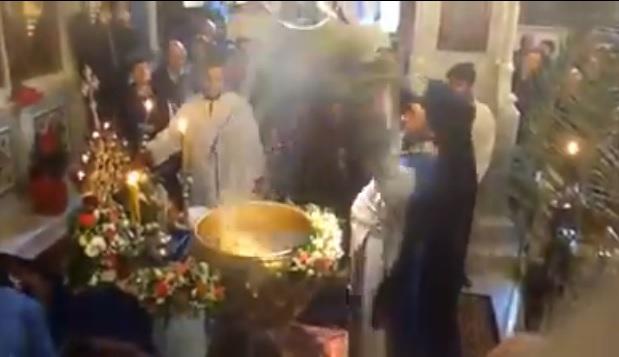 (VIDEO) Oamenii s-au supărat, după ce fața bisericească i-a sfințit în DUȘMĂNIE