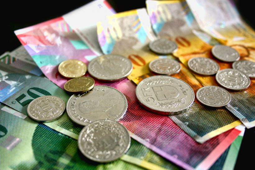 150.000 de români s-au fript cu francul elveţian. Moneda a ajuns mai tare decât euro. S-a vândut şi cu 6 lei, la Bucureşti