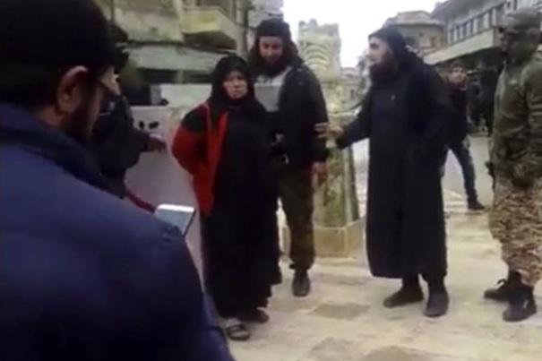 IMAGINI ÎNGROZITOARE în Siria. O femeie este EXECUTATĂ de Al-Qaeda pentru adulter. Scena, filmată cu telefonul mobil