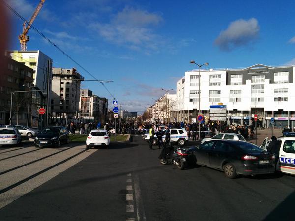 LUARE DE OSTATICI într-un oficiu poştal, lângă Paris! Atacatorul este înarmat