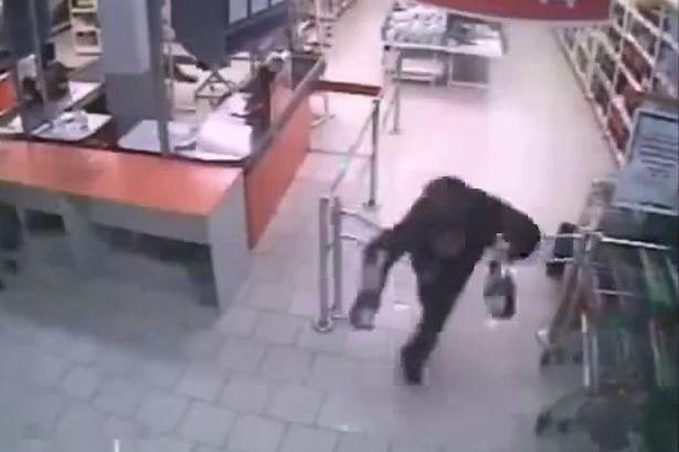 Este cel mai prost hoț din lume? Uita-te la el cum încearcă să sară peste barieră și se face singur knock-out (VIDEO)