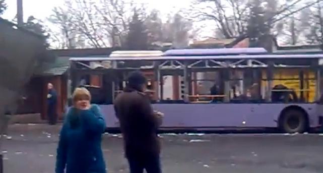 BOMBARDAMENTE la Doneţk: 13 persoane au murit, după ce un obuz a căzut într-o staţie de troleibuz