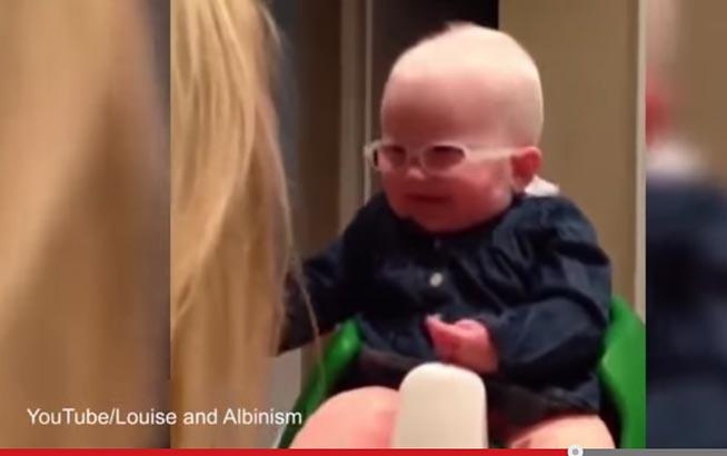 EMOTIONANT. Reactia unui bebelus fara vedere care isi priveste pentru prima data mama (VIDEO)