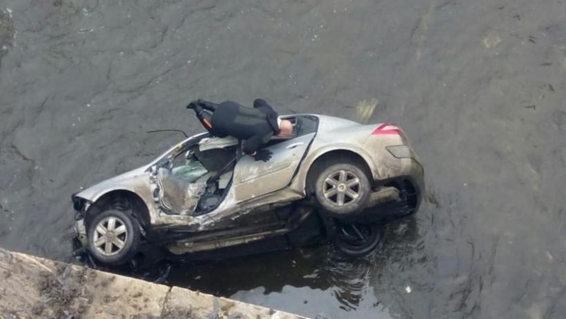 O maşină a căzut în Dâmboviţa, lângă podul Ciurel! Trei persoane în şoc hipotermic, dar conştiente