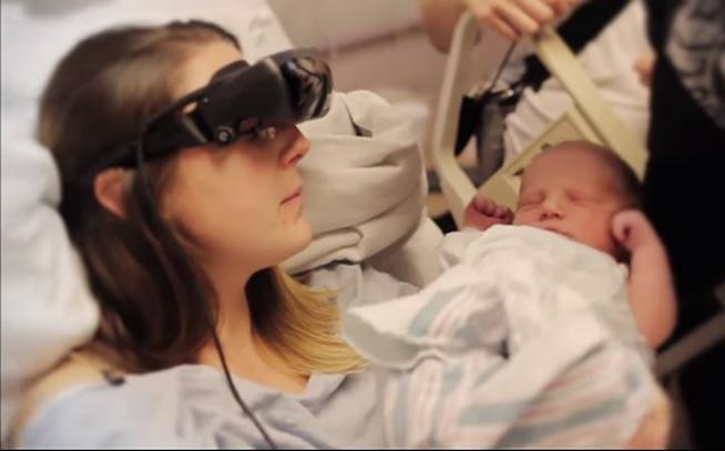 EMOTIONANT! Reactia unei mame, fara vedere, care isi poate privi pentru prima data bebelusul (VIDEO)
