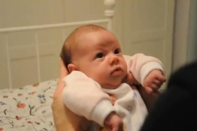 Nu reuşeşti să-ţi adormi bebeluşul şi simţi că te lasă nervii? Piveşte TRUCUL FABULOS care nu dă greş NICIODATĂ (VIDEO)