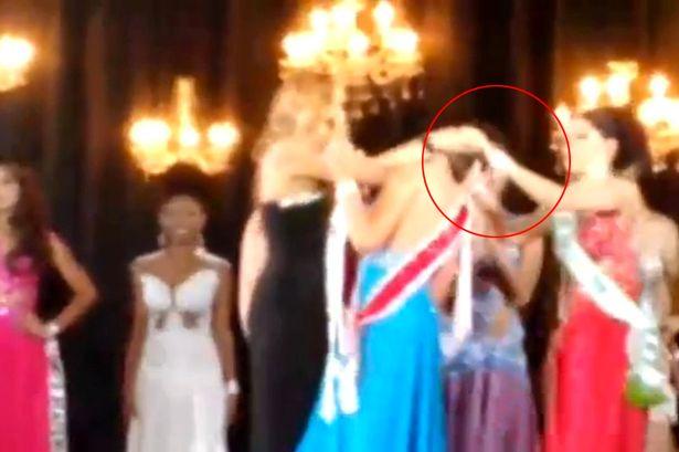 GELOZIE MAXIMĂ la un concurs de frumusețe. I-a smuls părul din cap reginei, cu tot cu coroană (VIDEO)
