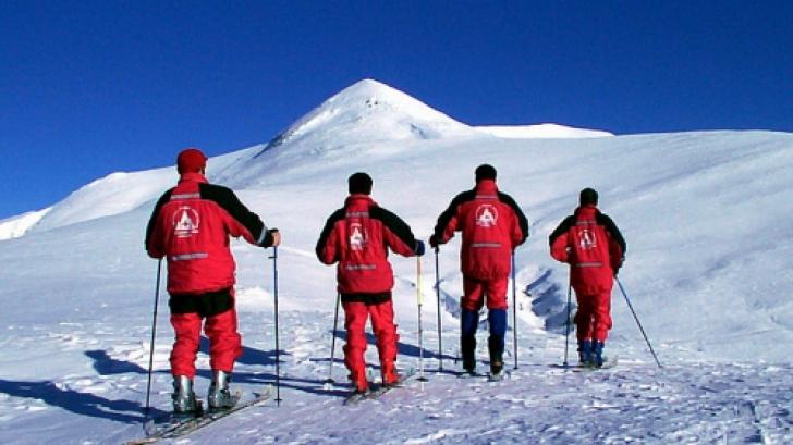 O patrulă de salvamontiști a supraviețuit miraculos unei avalanșe, la Bâlea Lac. Cei doi sunt conștienți, fiind transportați la spitalul din Sibiu