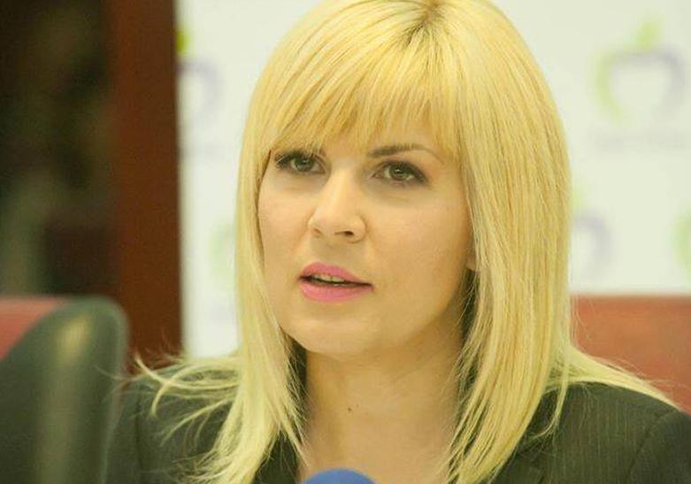 Elena Udrea, PREGATITĂ pentru următoarea &quot;fază&quot;. Ultima declaraţie a blondei, pe Facebook: &quot;Cât de FRAIERĂ mă cred?!&quot;