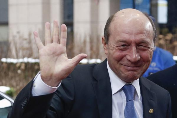 Băsescu a acceptat sa locuiasca în vila în care a stat Petre Roman