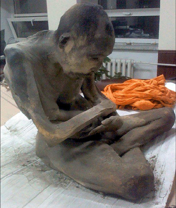 LOVITURĂ! Călugărul budist găsit în stare de mumificare NU E MORT! Corpul înţeleptului are peste 200 de ani