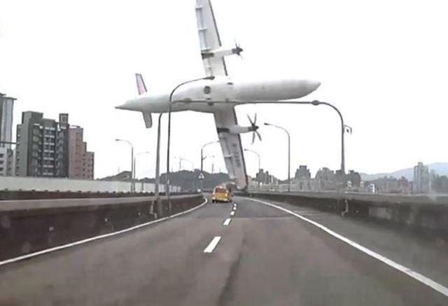 TRAGEDIA AVIATICĂ din Taiwan. Ce a STRIGAT pilotul avionului TransAsia Airways, înainte să se PRĂBUŞEASCĂ în râu! (VIDEO)
