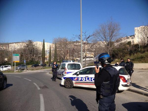 ATAC ARMAT în Franţa! Bărbaţi cu cagule au deschis focul asupra poliţiştilor, la Marsilia. Un adevarat western! (VIDEO)