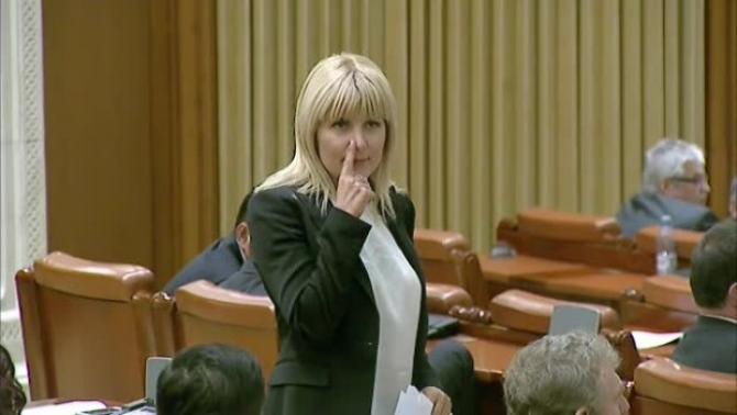 Gest INTERLOP al ELENEI UDREA după discursul din Parlament! Blonda joacă în filmele cu mafioți (VIDEO)