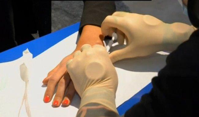 Microcipuri implantate în mâna angajaţilor (VIDEO)