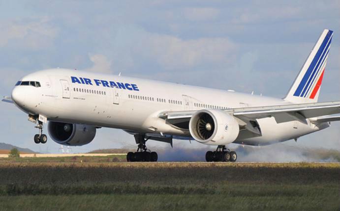 Un Boeing Air France, cu 308 persoane la bord, a ATERIZAT DE URGENŢĂ în Rusia, după ce motorul stâng s-a oprit
