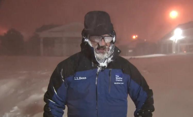 1 MILION de vizualizări în câteva ore! Ce face un meteorolog, LIVE, în mijlocul unei furtuni de zăpadă (VIDEO) 