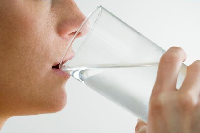 Beți doi litri de apă pe zi? S-ar putea să vă faceți mai mult rău decât bine
