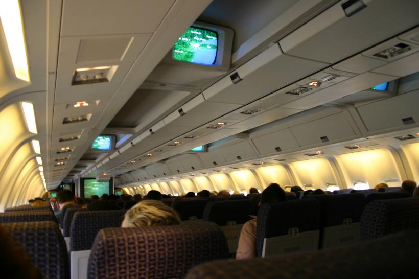 Companiile aeriene vor să ofere Internet la bord, pentru a atrage clienţi