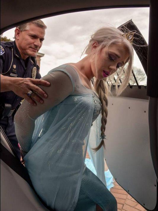 Americanii au innebunit! Elsa din Frozen, arestata din nou de politisti!