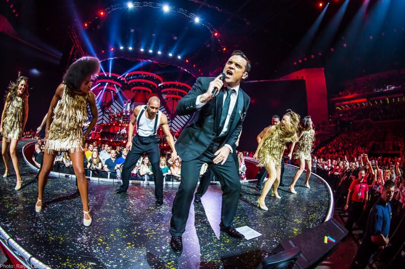 Robbie Williams va cânta pop si jazz, la Bucureşti, aproximativ două ore si jumătate. Record de vânzări la bilete, în România