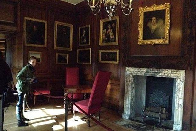 TE TREC FIORI RECI PE ŞIRA SPINĂRII! Ce a surprins o elevă într-un vechi castel din Londra. Expert: Fotografia este reală!