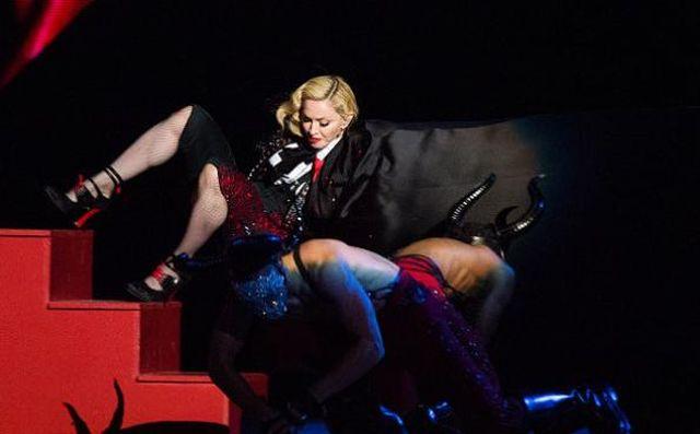 Madonna, căzătură de senzaţie pe scena Brit Awards (VIDEO)