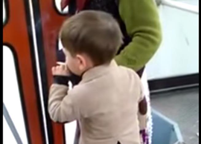 NIMENI NU INTERVINE! Copil de doar PATRU ANI tragand cu sete dintr-o TIGARA, in AUTOBUZ! (VIDEO)