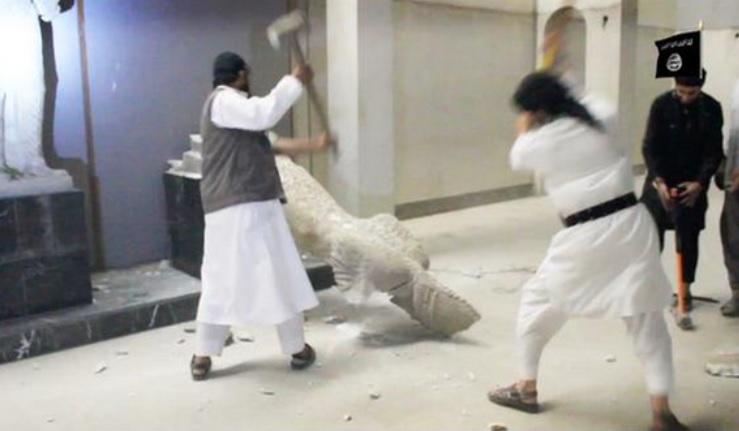 TRAGEDIE CULTURALĂ în Irak. Teroriştii ISIS distrug cu barosul statui vechi de 3.000 de ani! (VIDEO)