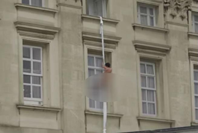 Un NEBUN DESPUIAT evadeaza din Palatul Buckingham pe o funie din cearceafuri (VIDEO)