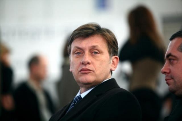 Antonescu: Domnul Băsescu este o rușine. Mi-e peste mână fie să și glumesc despre el