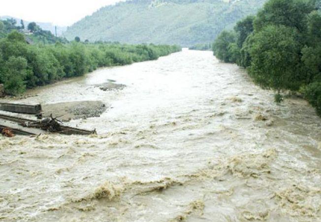 Cod Galben de inundații, pe râuri din trei județe, prelungit până luni