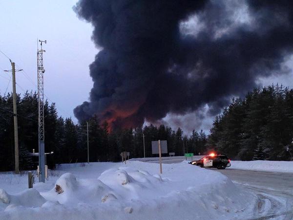 Incident feroviar în Canada. Un tren care transporta petrol a deraiat şi a explodat în Ontario (VIDEO)