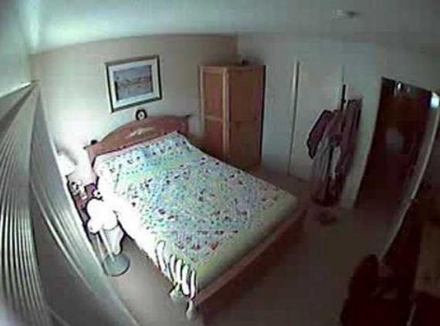 ŞOCANT! A montat CAMERE VIDEO în dormitorul fiului său ca să-l privească în timp ce face SEX cu iubita (VIDEO)