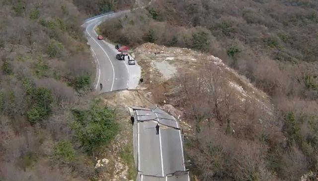 IMAGINI INCREDIBILE! CRATERE URIAŞE, formate pe o şosea din Muntenegru (VIDEO)