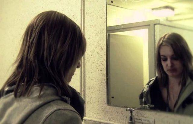 IMAGINEA CARE A ISTERIZAT INTERNETUL! Ce a surprins o tânără din Irlanda într-un selfie făcut în oglindă
