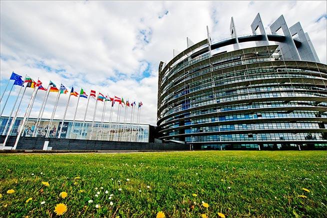 Parlamentul European susţine dreptul femeilor la avort