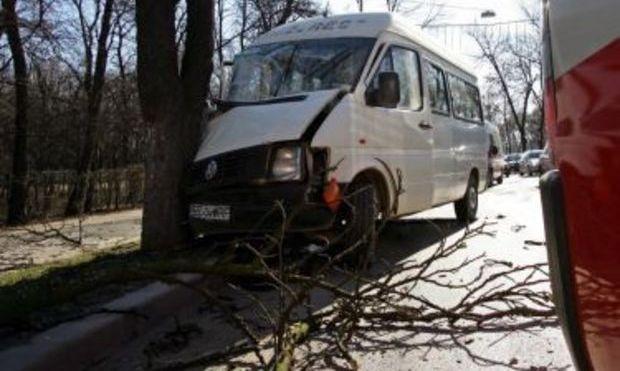 Microbuz cu pasageri, implicat într-un ACCIDENT GRAV la Tulcea. Şapte persoane au fost rănite