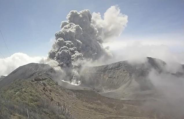 ERUPŢIE VIOLENTĂ a vulcanului Turrialba din Costa Rica! Aeroportul San Jose închis, mii de oameni evacuaţi (VIDEO)