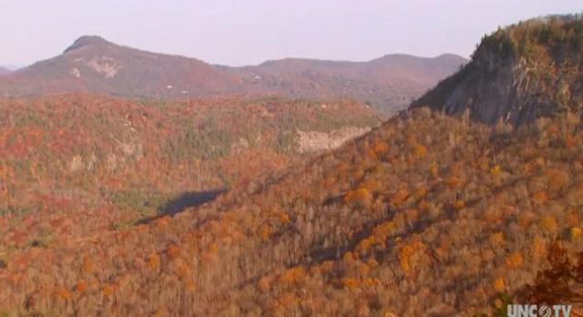 FENOMEN BIZAR: Ce apare pe versantul unui munte, timp de 30 de minute, în fiecare seară a lunii octombrie (VIDEO)
