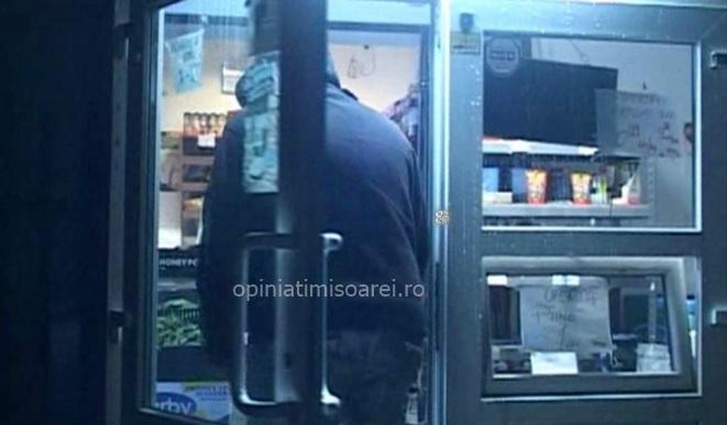 Jaf la un magazin din Timişoara. Hoţul i-a pus cuţitul la gât vânzătoarei (VIDEO)