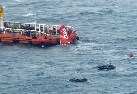 Aperațiunile de căutare a victimelor și a epavei avionului AirAsia, &quot;încetate complet&quot;