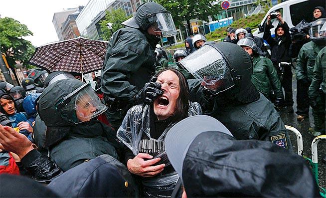 La Frankfurt, mişcarea Blockupy a manifestat pentru “o democraţie fără capitalism”. S-a lăsat cu ciocniri cu scutierii