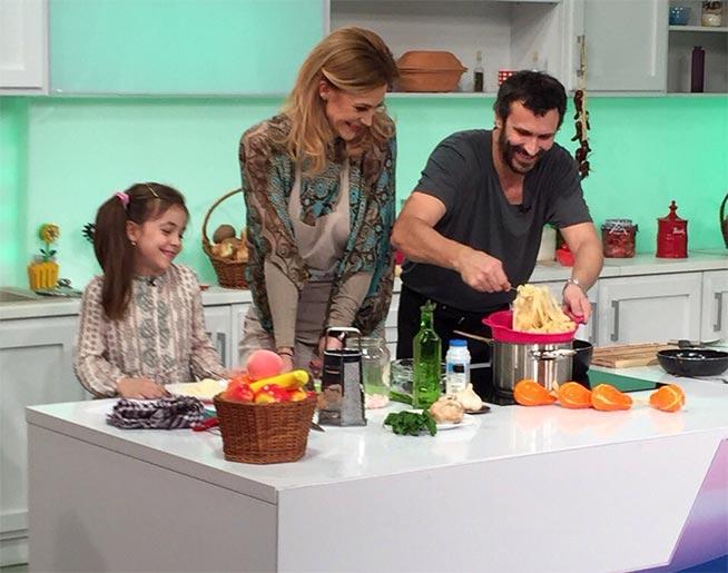 Roxana Ciuhulescu gătește la „Star Chef” alături de fetița ei