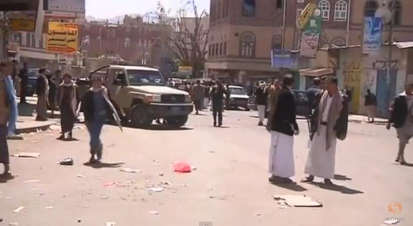 ATACURI SINUCIGAŞE în două moschei din Yemen. Teroriştii au detonat bombele în timpul Rugăciunii de Vineri. 77 de oameni au murit (VIDEO)