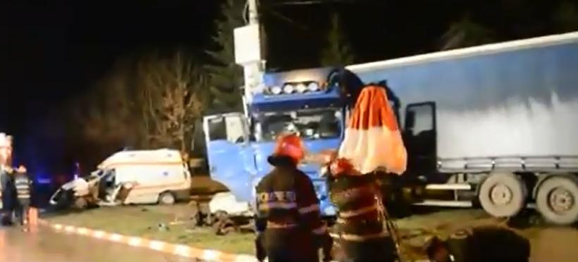 TRAGEDIE la Botoşani. Un TIR a lovit în plin o ambulanţă, o persoană a murit în urma impactului