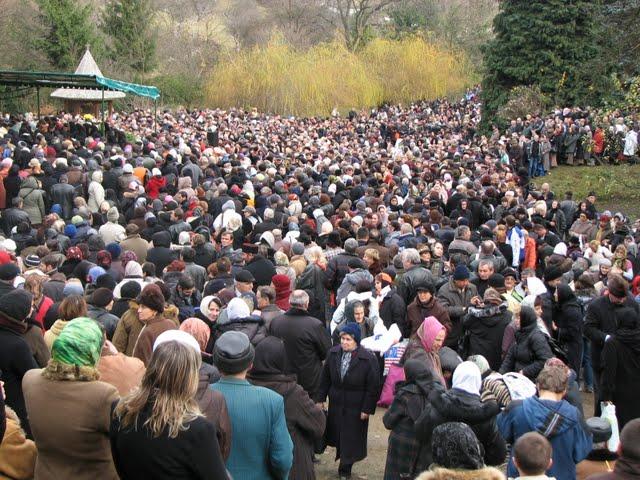 Zeci de mii de credincioşi, în pelerinaj la mormântul părintelui Arsenie Boca