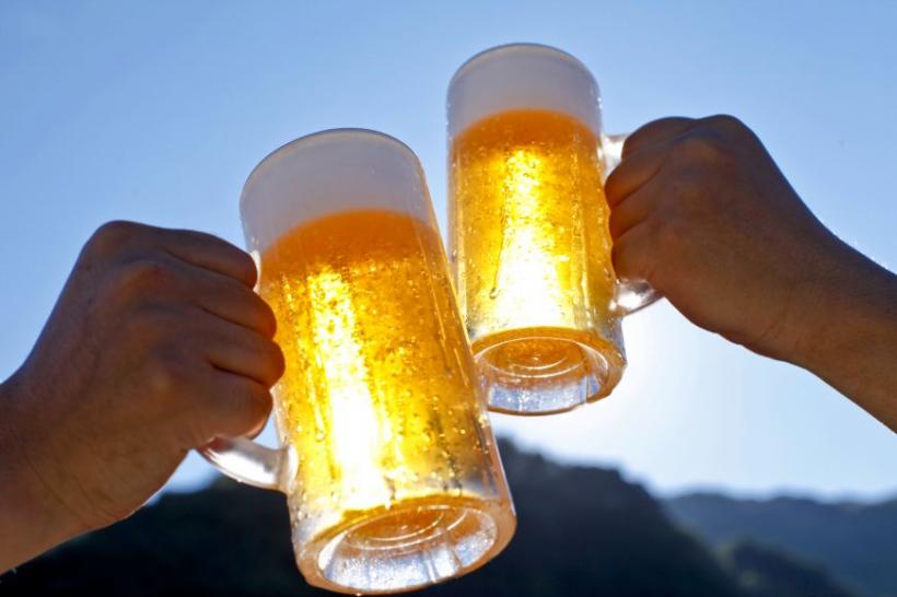 Piaţa berii a scăzut anul trecut cu 8,6%  Un român a consumat, în medie, 74 de litri de bere, în 2014